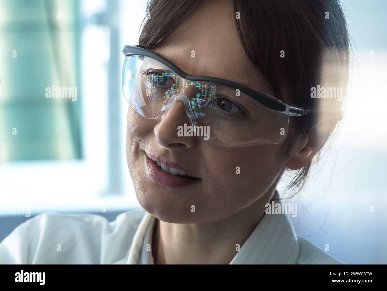 Scienziato che lavora sui dati di sequenziamento del DNA in laboratorio Foto Stock