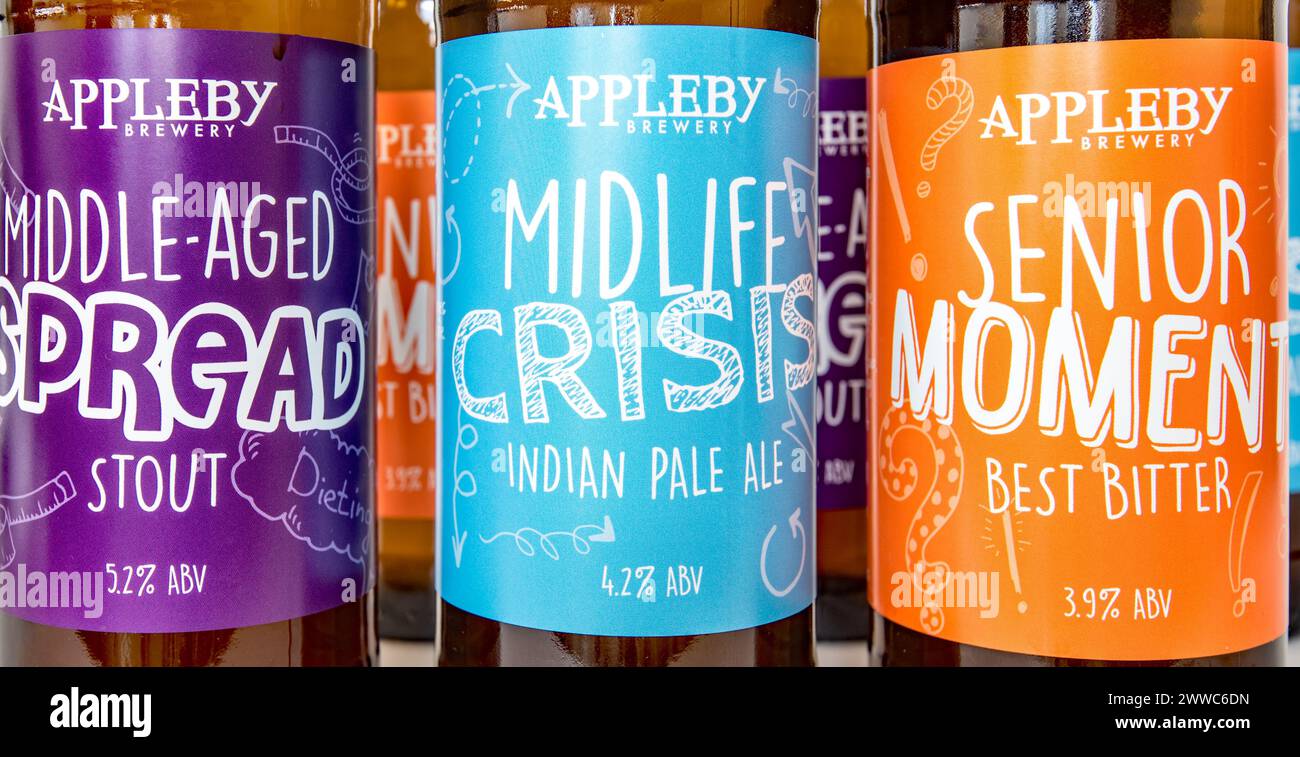Preferirebbe una diffusione di mezza età a una crisi di mezza età? Bottiglie di birra Appleby sapientemente etichettate in fila. Foto Stock