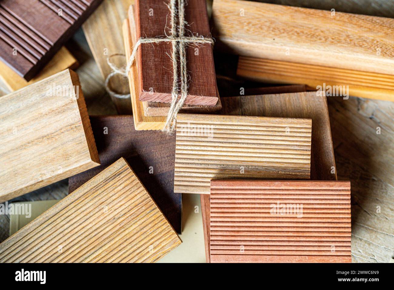 Variazione di campioni di legno sulla scrivania Foto Stock