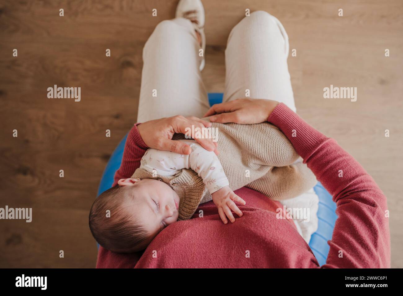 Madre con figlia che dorme in grembo Foto Stock