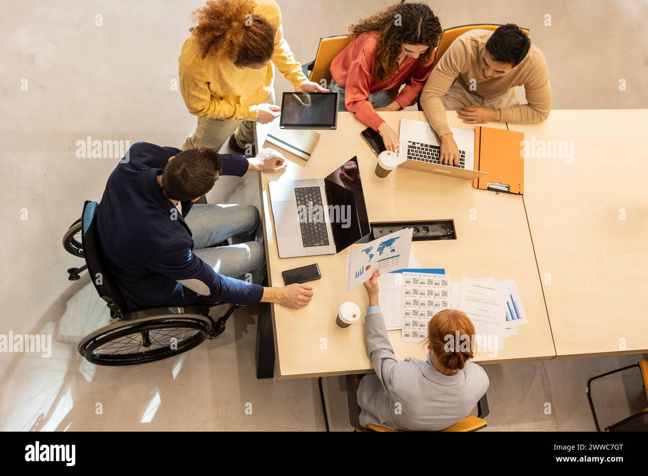 Colleghi di lavoro lavorando insieme alla scrivania in ufficio Foto Stock