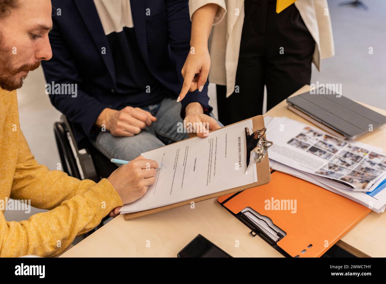 Uomo d'affari che firma un accordo in ufficio Foto Stock