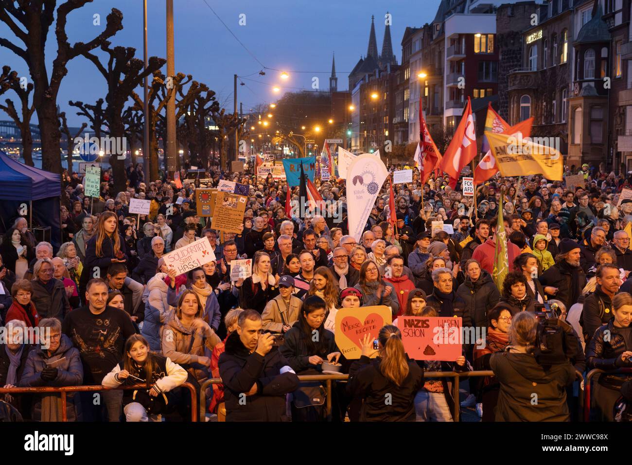 Unter dem motto 15 vor 12 für Menschenwürde demonstrierten heute tausende Kölner am Rhein für Menschenwürde und gegen Rassismus, Rechtsextremismus und Foto Stock