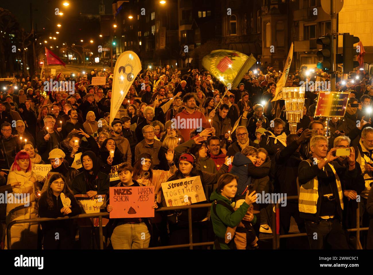 Unter dem motto 15 vor 12 für Menschenwürde demonstrierten heute tausende Kölner am Rhein für Menschenwürde und gegen Rassismus, Rechtsextremismus und Foto Stock