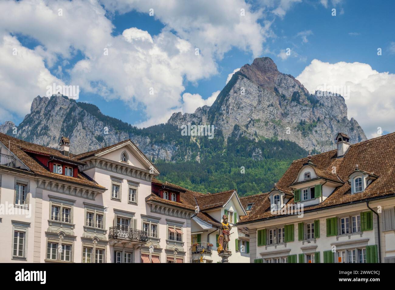 Piazza principale con la cima del monte Grosser Mythen sullo sfondo, Svizzera centrale, Canton Svitto, Svizzera Foto Stock