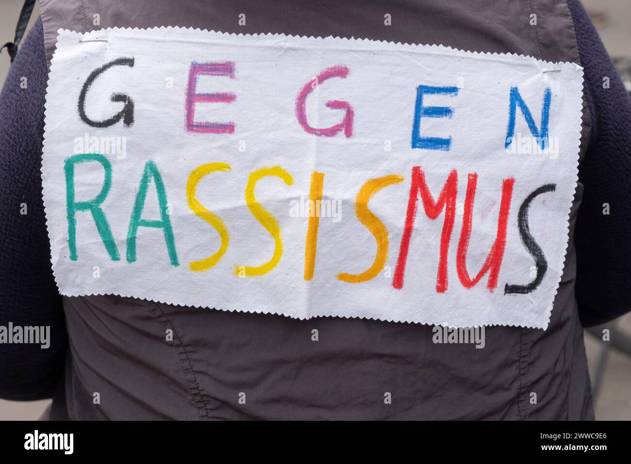 Unter dem motto 15 vor 12 fŸr MenschenwŸrde demonstrierten heute tausende Kšlner am Rhein fŸr MenschenwŸrde und gegen Rassismus, Rechtsextremismus und Foto Stock