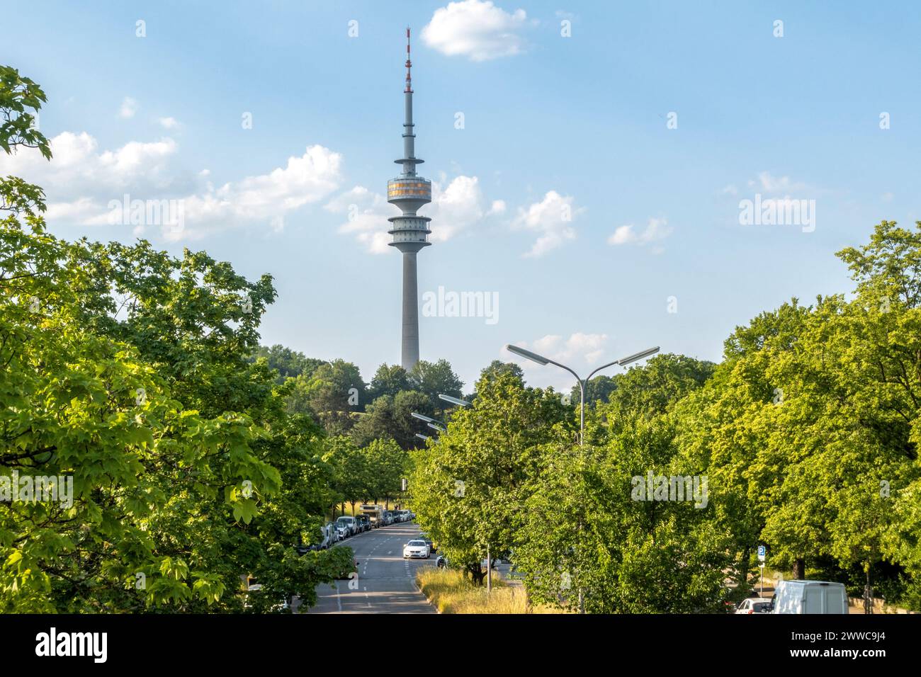 Torre olimpica dietro alberi verdi a Monaco, Baviera, Germania Foto Stock Torre olimpica dietro alberi verdi a Monaco, Baviera, Germania Foto Stock
