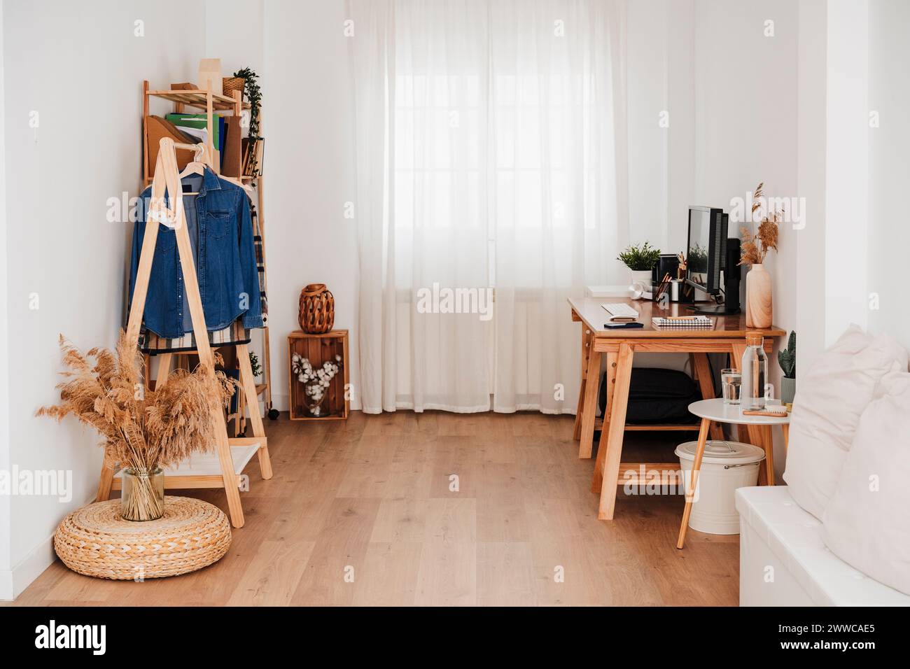 Interni di un ufficio domestico con mobili Foto Stock