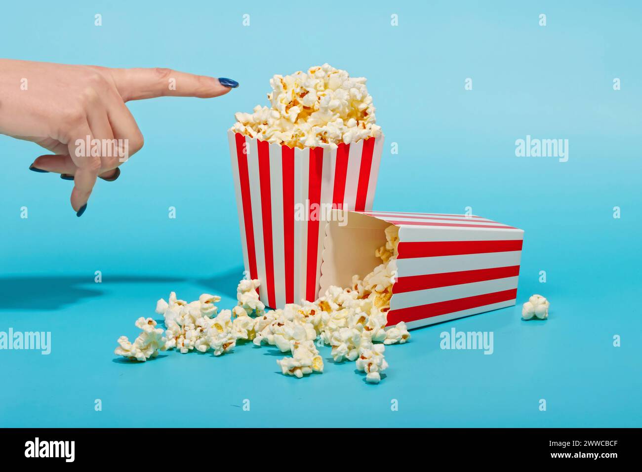 Natura morta creativa del contenitore di popcorn a righe dallo stile vintage Foto Stock