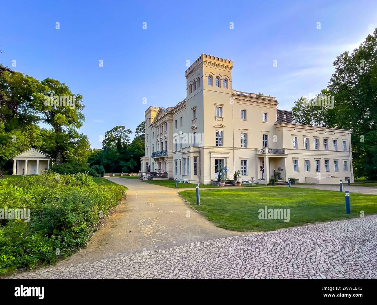 Palazzo Schloss Steinhöfel Brandeburgo, Germania - elegante architettura neoclassica circondata da parchi e giardini storici Foto Stock