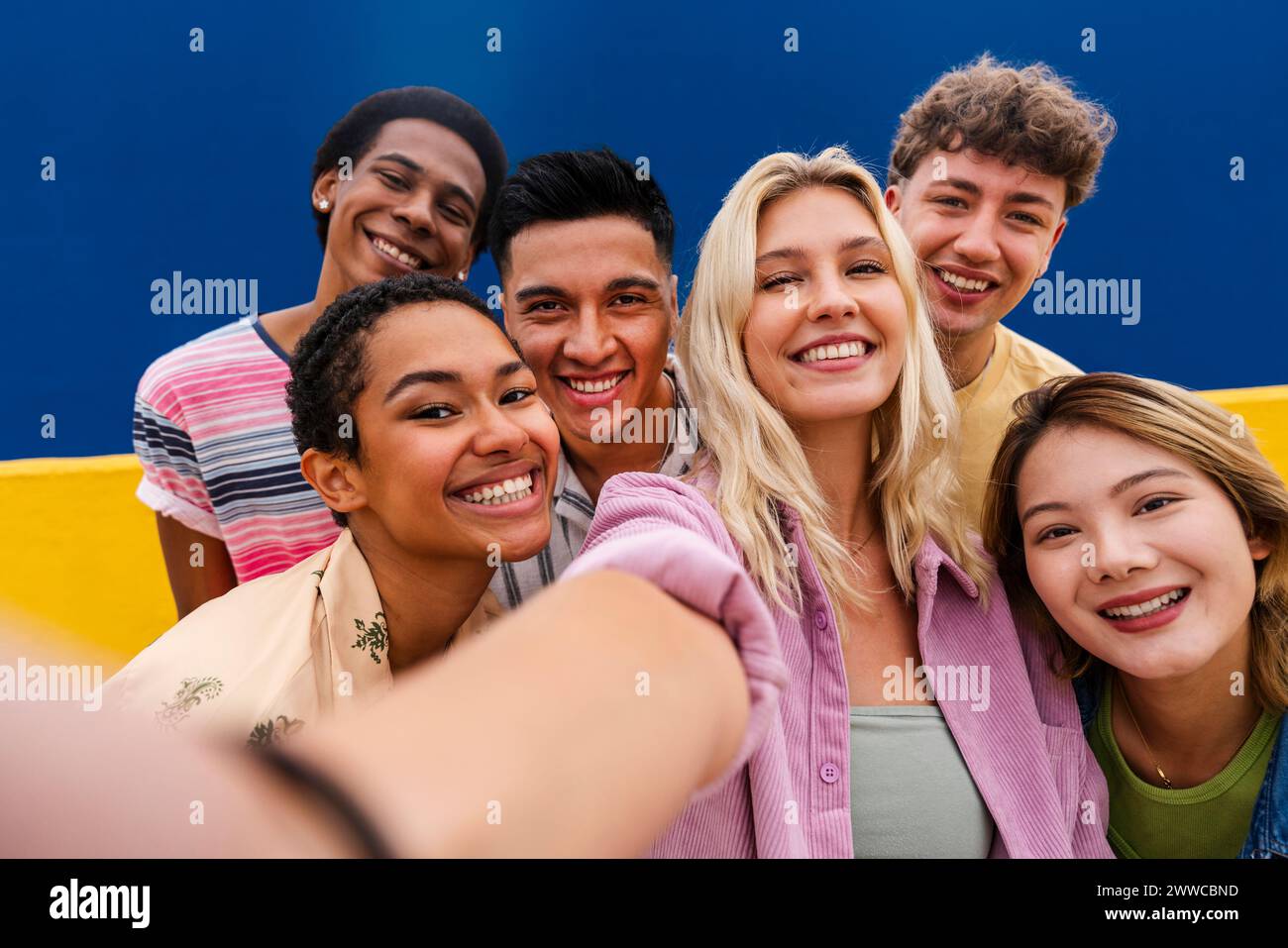 Ridendo amici multietnici che fanno selfie Foto Stock