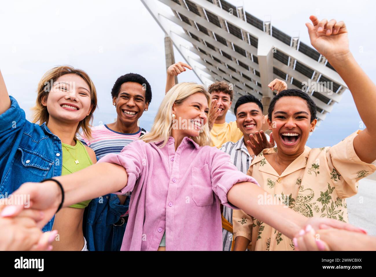 Giovani amici felici che si tengono per mano e si divertono insieme Foto Stock
