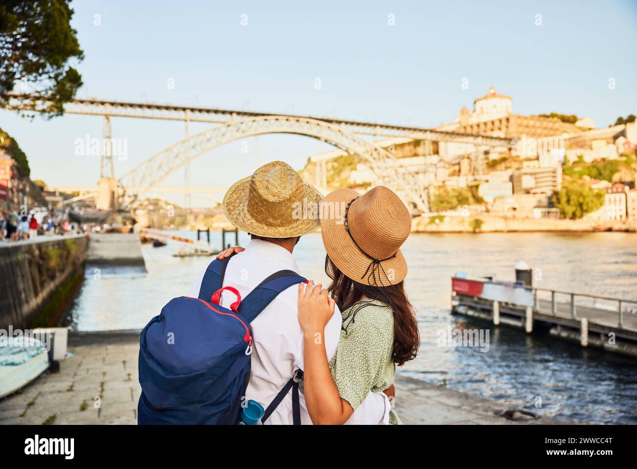 Coppia in piedi di fronte al ponte Dom Luis a Porto, Portogallo Foto Stock Coppia in piedi di fronte al ponte Dom Luis a Porto, Portogallo Foto Stock