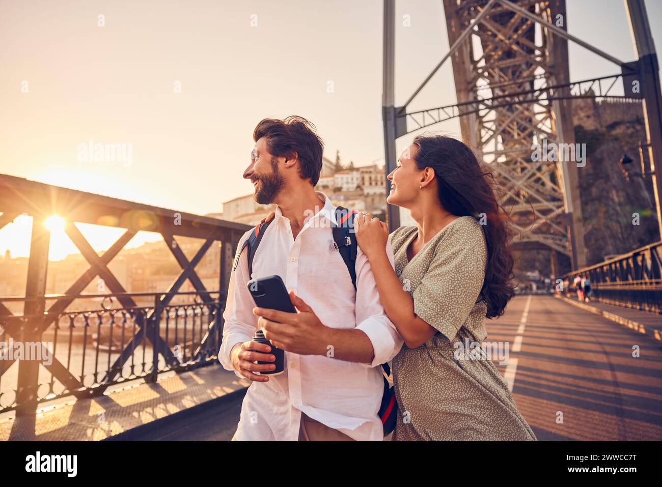 Coppia allegra che si gode una vacanza al ponte Dom Luis di Porto, Portogallo Foto Stock