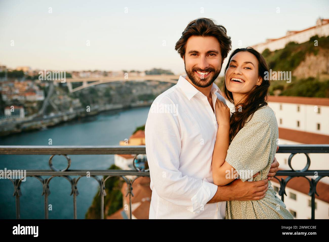 Felice giovane coppia che si gode una vacanza nella città di Porto in Portogallo Foto Stock Felice giovane coppia che si gode una vacanza nella città di Porto in Portogallo Foto Stock