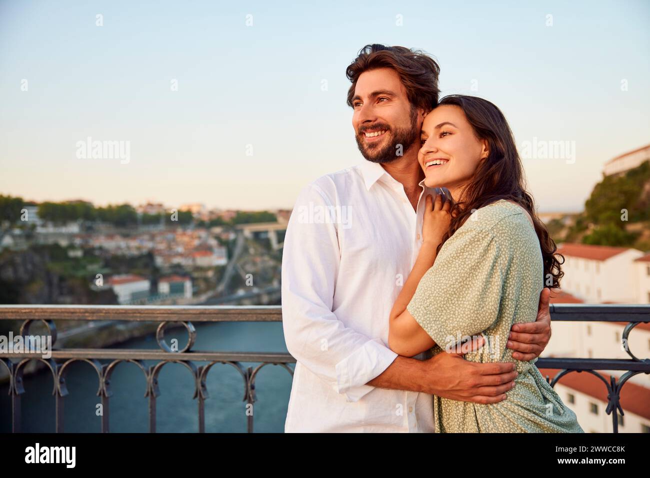 Coppia felice e amorevole che si gode una vacanza nella città di Porto in Portogallo Foto Stock Coppia felice e amorevole che si gode una vacanza nella città di Porto in Portogallo Foto Stock