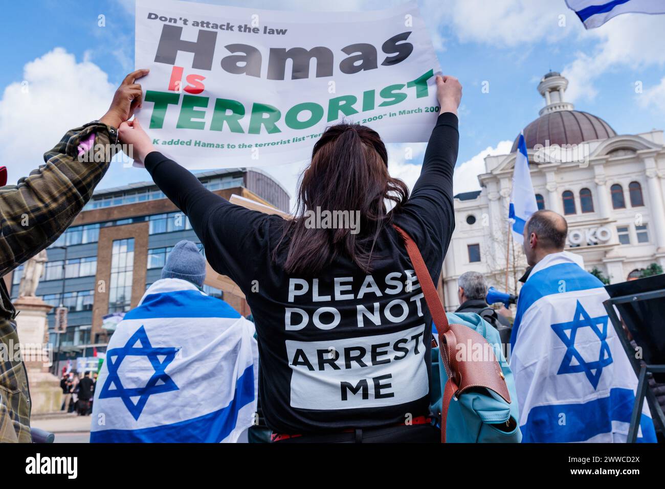 Camden, Londra, Regno Unito. 23 marzo 2024. In occasione di una contro-protesta formale, un collettivo di residenti britannici preoccupati e cittadini di tutte le fedi che dicono "basta" e sono uniti contro il crescente odio per le strade di Londra, indossano felpe con cappuccio "non arrestarmi", dopo che Niyak Ghorbani, iraniano con sede a Londra, è stato recentemente arrestato dalla polizia metropolitana mentre veniva aggredito per aver portato un cartello "Hamas è terrorista” in occasione di una marcia pro Palestina. Foto di Amanda Rose/Alamy Live News Foto Stock