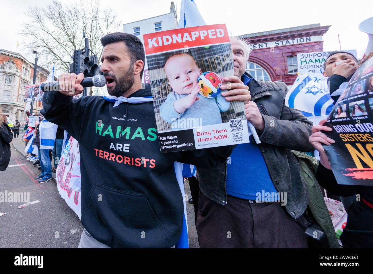 Camden, Londra, Regno Unito. 23 marzo 2024. In occasione di una contro-protesta formale, un collettivo di residenti britannici preoccupati e cittadini di tutte le fedi, uniti contro il crescente odio per le strade di Londra, tiene i segnali “Hamas è terrorista”, promuovendo la politica del governo; “Hamas è un gruppo terroristico”. Niyak Ghorbani, iraniano con sede a Londra, è stato recentemente arrestato dalla polizia metropolitana mentre era stato aggredito per aver portato lo stesso segno in una marcia pro Palestina. Foto di Amanda Rose/Alamy Live News Foto Stock