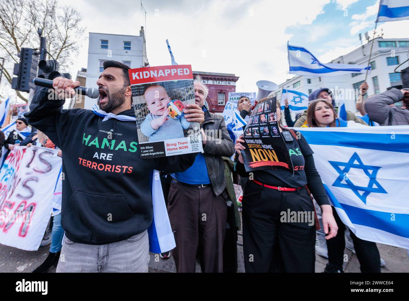 Camden, Londra, Regno Unito. 23 marzo 2024. Yoseph Haddad si unisce a una contro-protesta formale, un collettivo di residenti britannici preoccupati e cittadini di tutte le fedi, uniti contro il crescente odio per le strade di Londra, recano segni di “Hamas è terrorista”, promuovendo la politica del governo; “Hamas è un gruppo terroristico”. Niyak Ghorbani, iraniano con sede a Londra, è stato recentemente arrestato dalla polizia metropolitana mentre era stato aggredito per aver portato lo stesso segno in una marcia pro Palestina. Foto di Amanda Rose/Alamy Live News Foto Stock