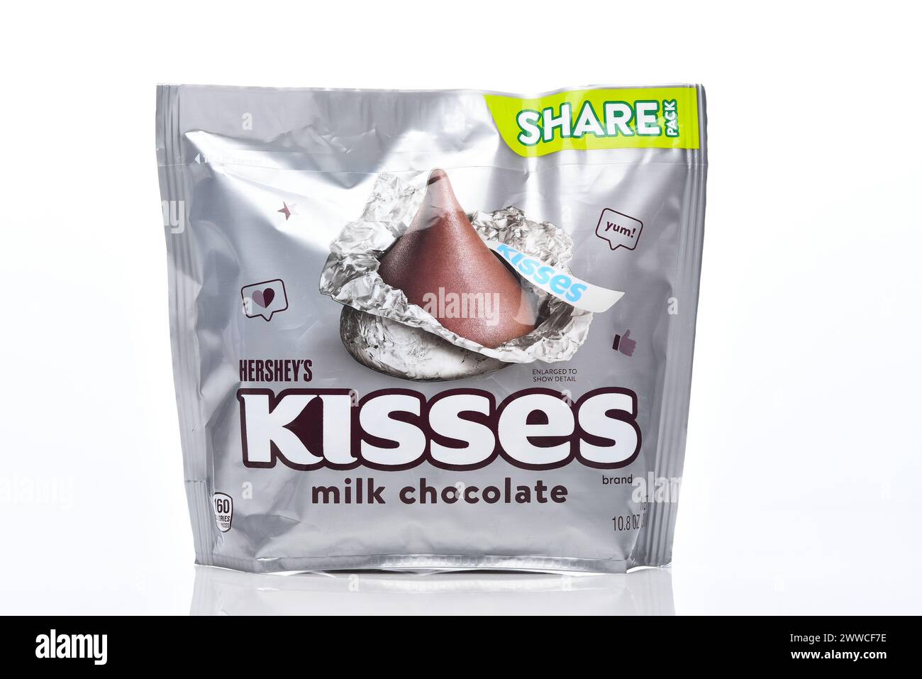 IRIVNE, CALIFORNIA - 21 Mar 2024: Una confezione di caramelle al cioccolato al latte Hershey Kisses. Foto Stock