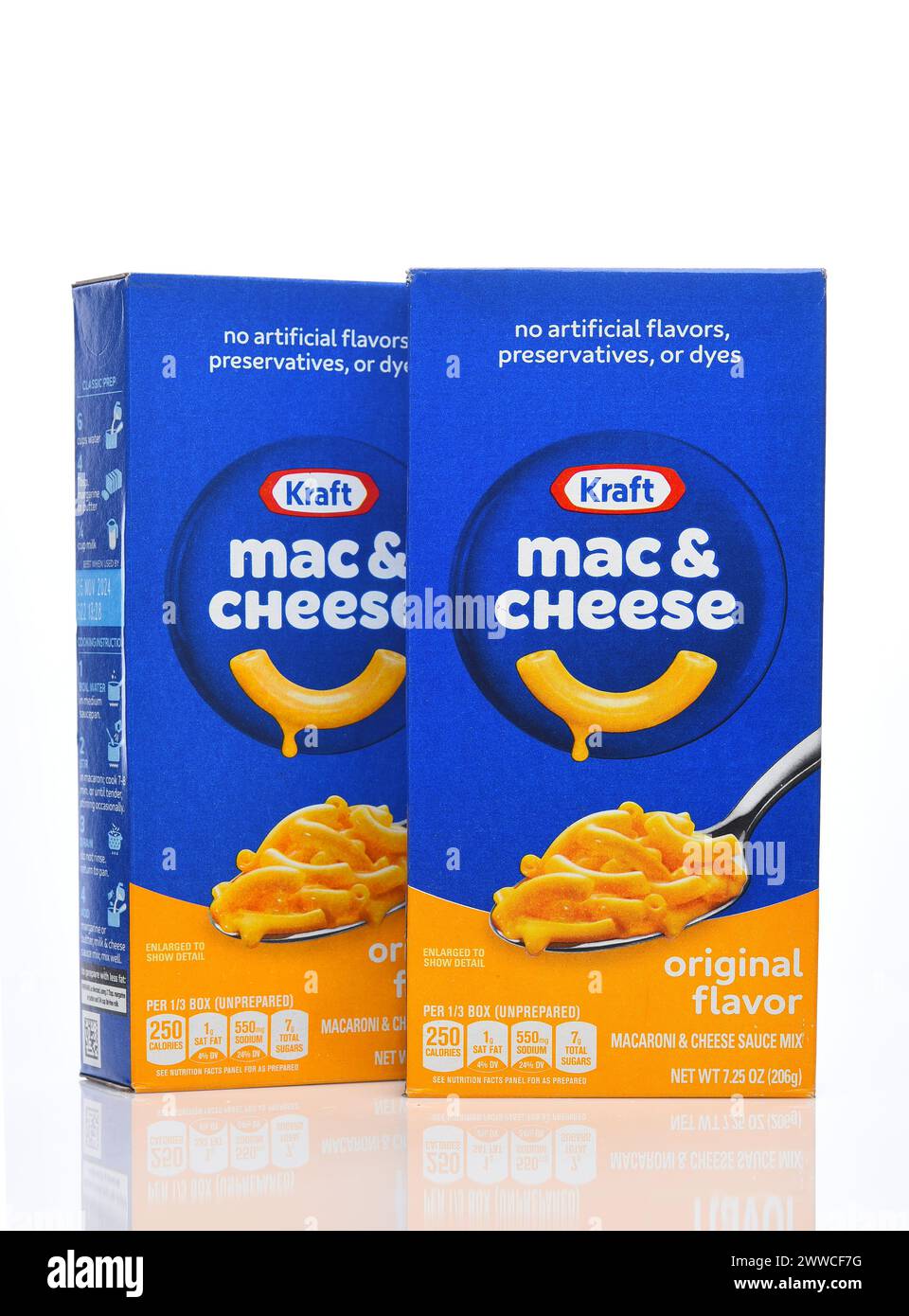 IRIVNE, CALIFORNIA - 21 Mar 2024: Due scatole di Kraft Mac e formaggio. Foto Stock