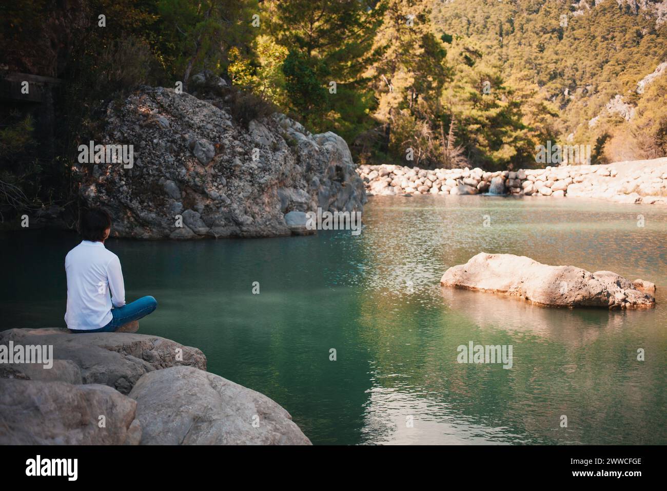 Tranquillo lago annidato nel mezzo della via Liciano. Foto Stock