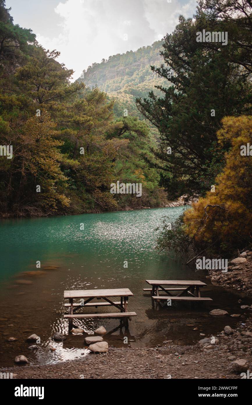 Un lago incontaminato nel mezzo della via Licia turca, un luogo tranquillo per gli escursionisti in mezzo al maestoso paesaggio di montagna Foto Stock