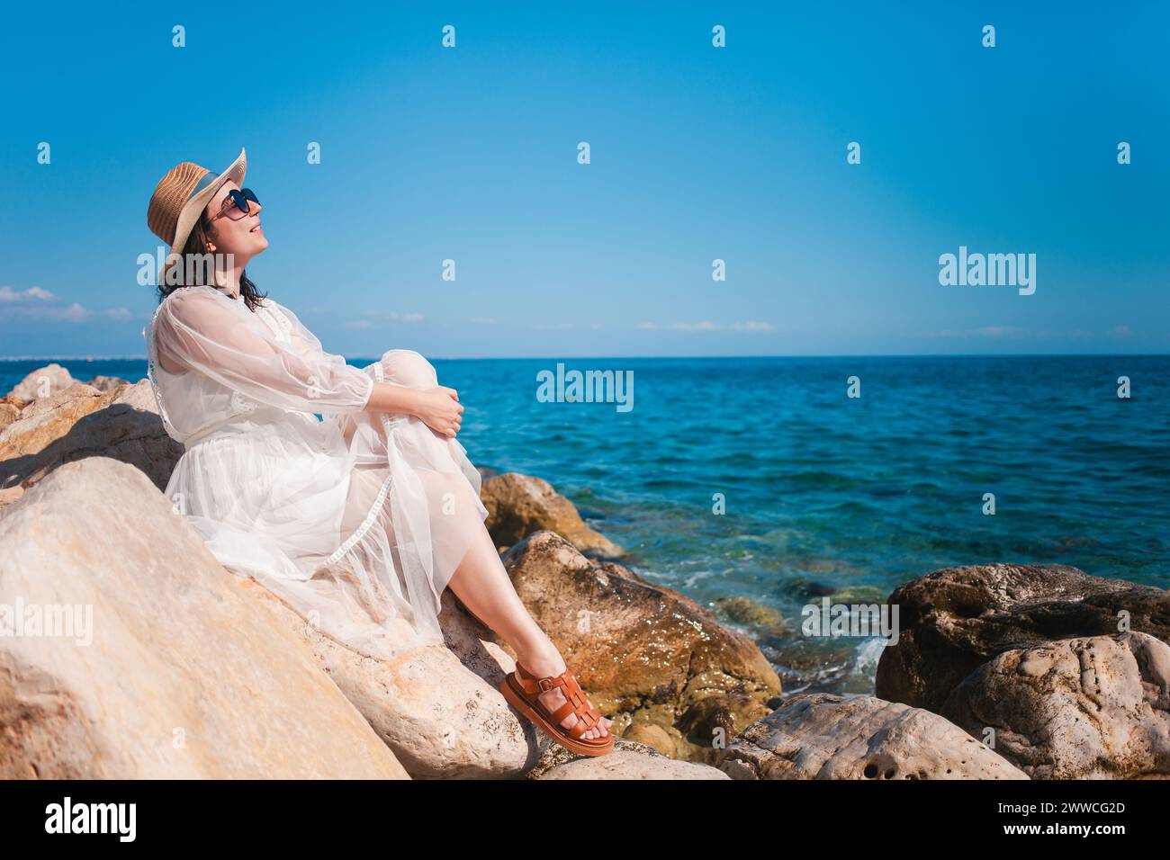 una donna con un vestito, l'incarnazione del fascino di viaggio. Foto Stock