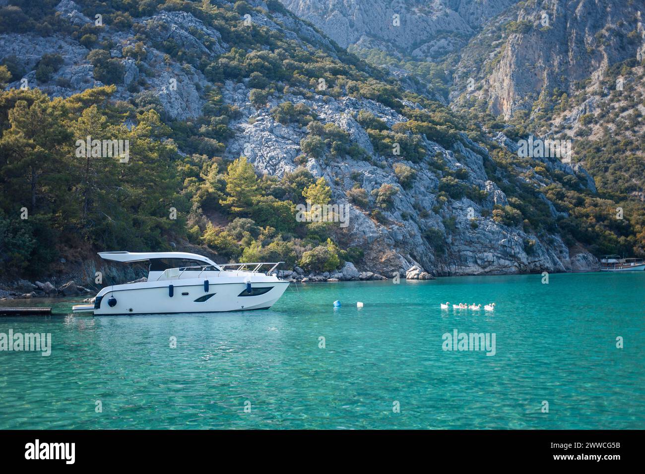 Una gita in yacht rivela lo splendore costiero della Turchia, una sontuosa fuga sul Mediterraneo. Foto Stock