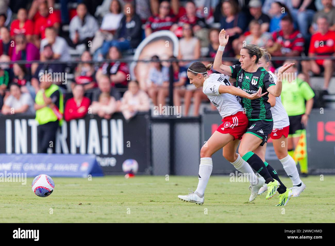 Melissa Taranto del Western United compete per il pallone con Olivia Price dei Wanderers durante la partita di A-League tra Wanderers e Western Foto Stock