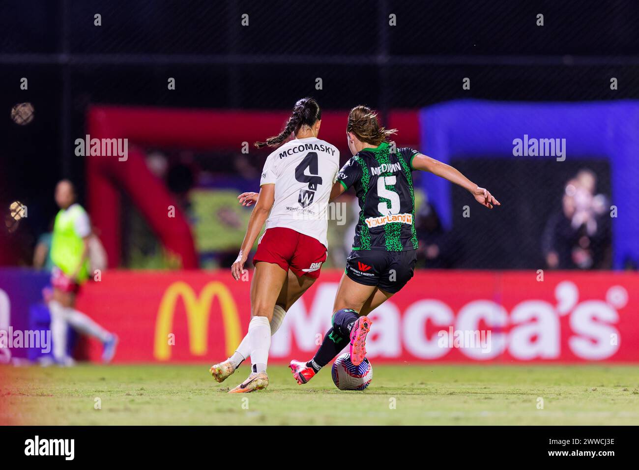 Madison McComasky dei Western Sydney Wanderers compete per il pallone con Aimee Medwin del Western United durante l'A-League Women Rd21 match tra W Foto Stock