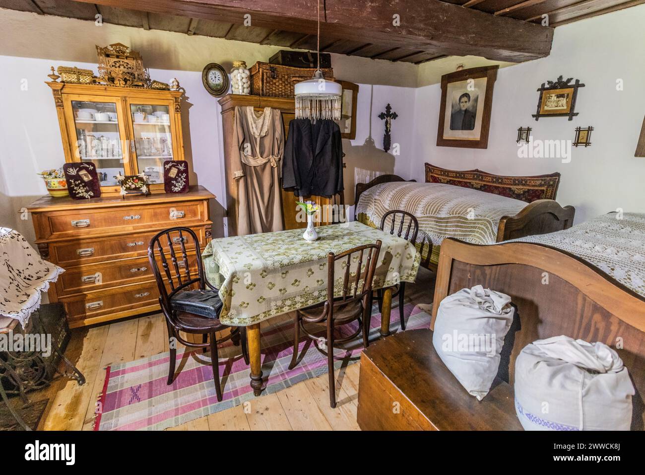 PREROV, REPUBBLICA CECA - 14 GIUGNO 2022: Interno di una vecchia casa nel museo all'aperto (Polabske národopisne muzeum) a Prerov, Cechia Foto Stock