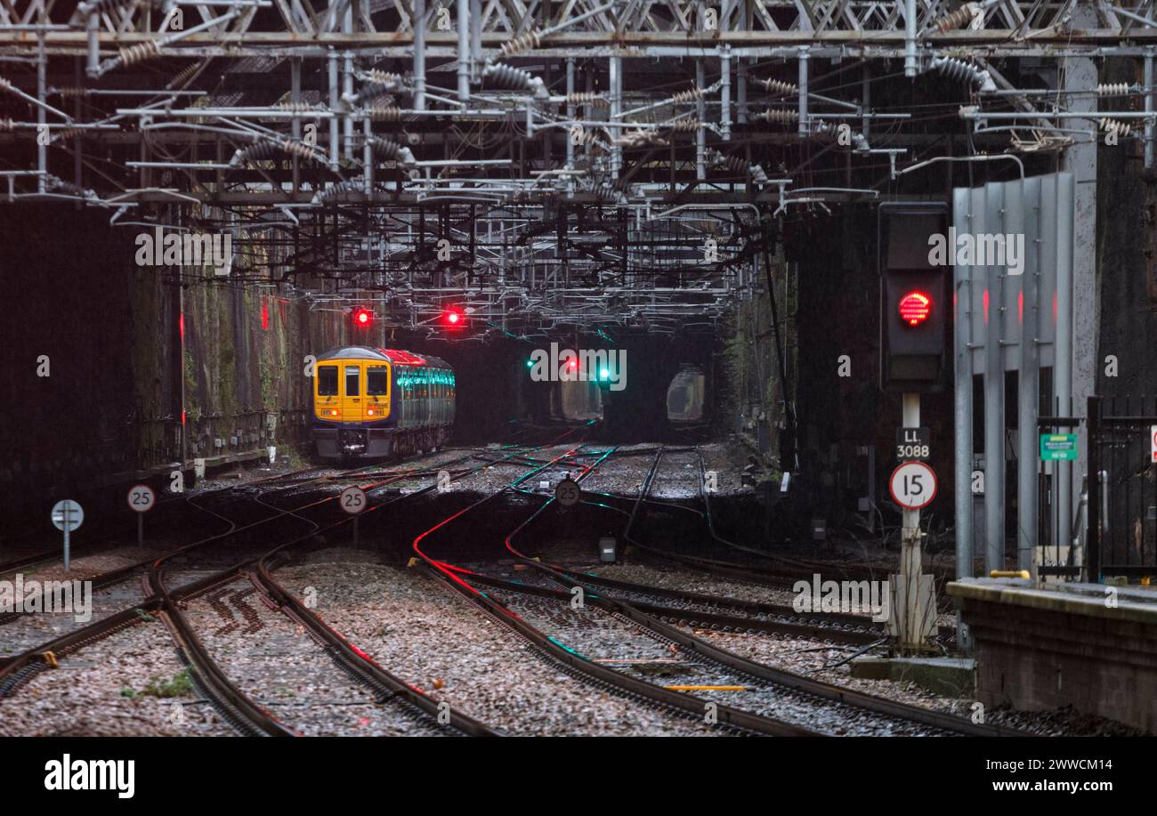 Ultimo treno Northern Rail classe 319 in servizio, 319368 passando per Lime Street Cutting, Liverpool nel suo ultimo giorno di servizio, 2 gennaio 2024 Foto Stock