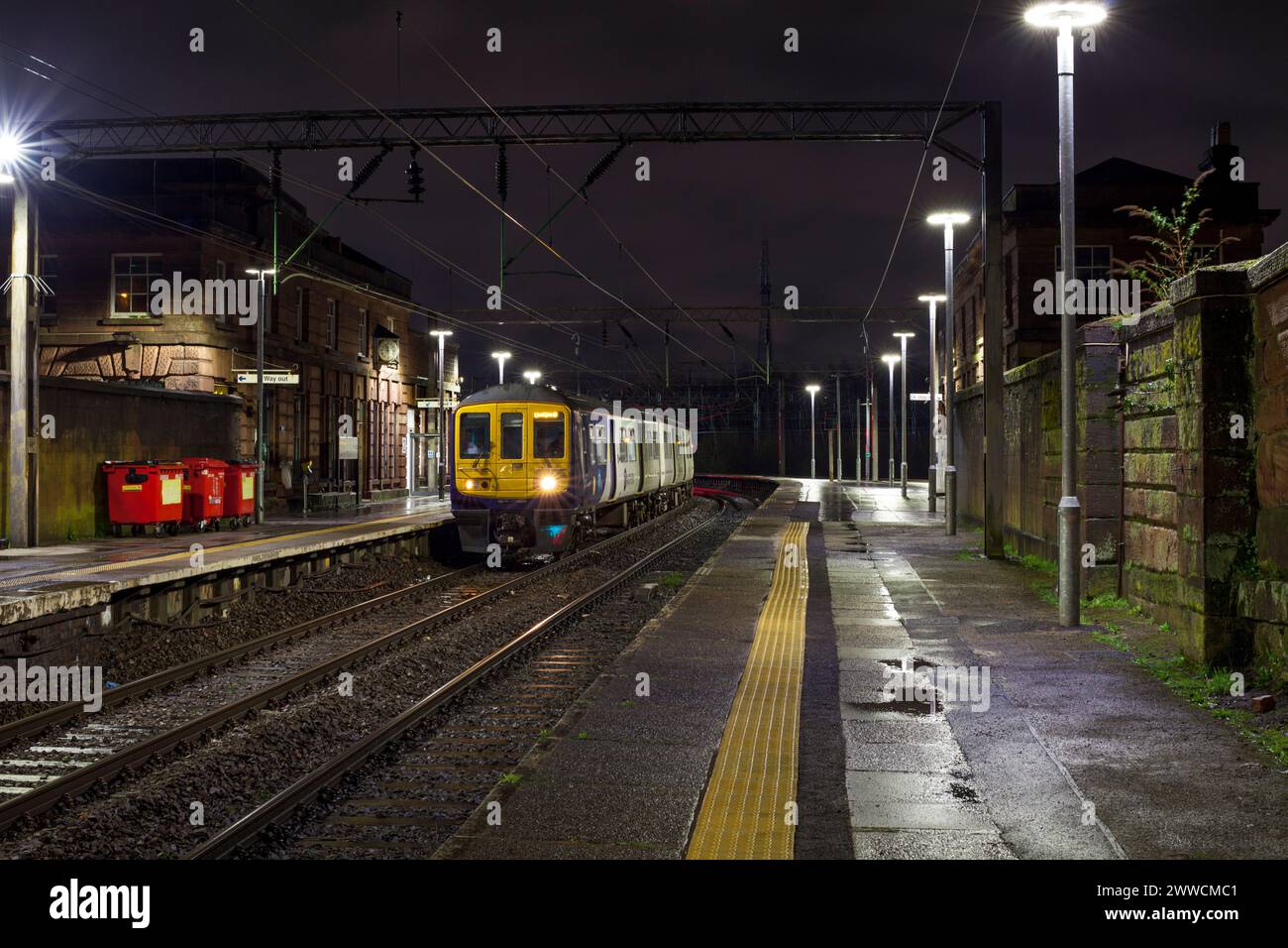 Ultimo servizio passeggeri operato da un treno Northern rail classe 319, 319368 presso la stazione ferroviaria di Edge Hill, 2 gennaio 2024 Foto Stock