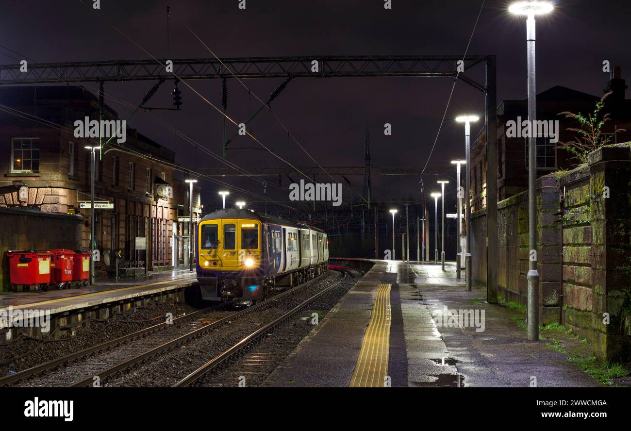 Ultimo servizio passeggeri operato da un treno Northern rail classe 319, 319368 presso la stazione ferroviaria di Edge Hill, 2 gennaio 2024 Foto Stock