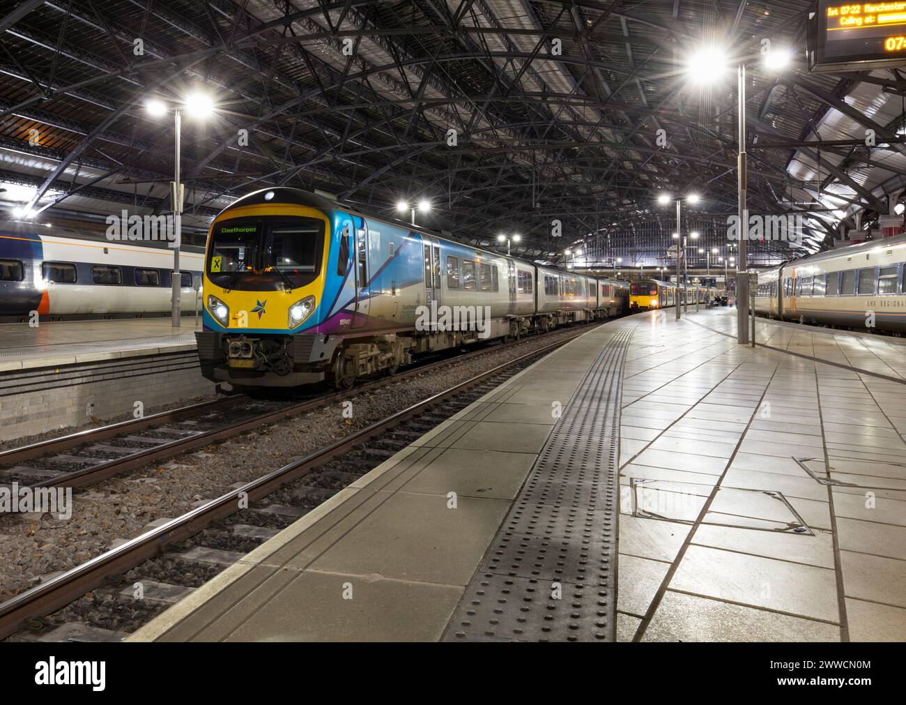 Transpennine Express Siemens Desiro diesel treni a più unità 185140 + 185145 presso la stazione ferroviaria di Liverpool Lime Street, Merseyside, Regno Unito Foto Stock