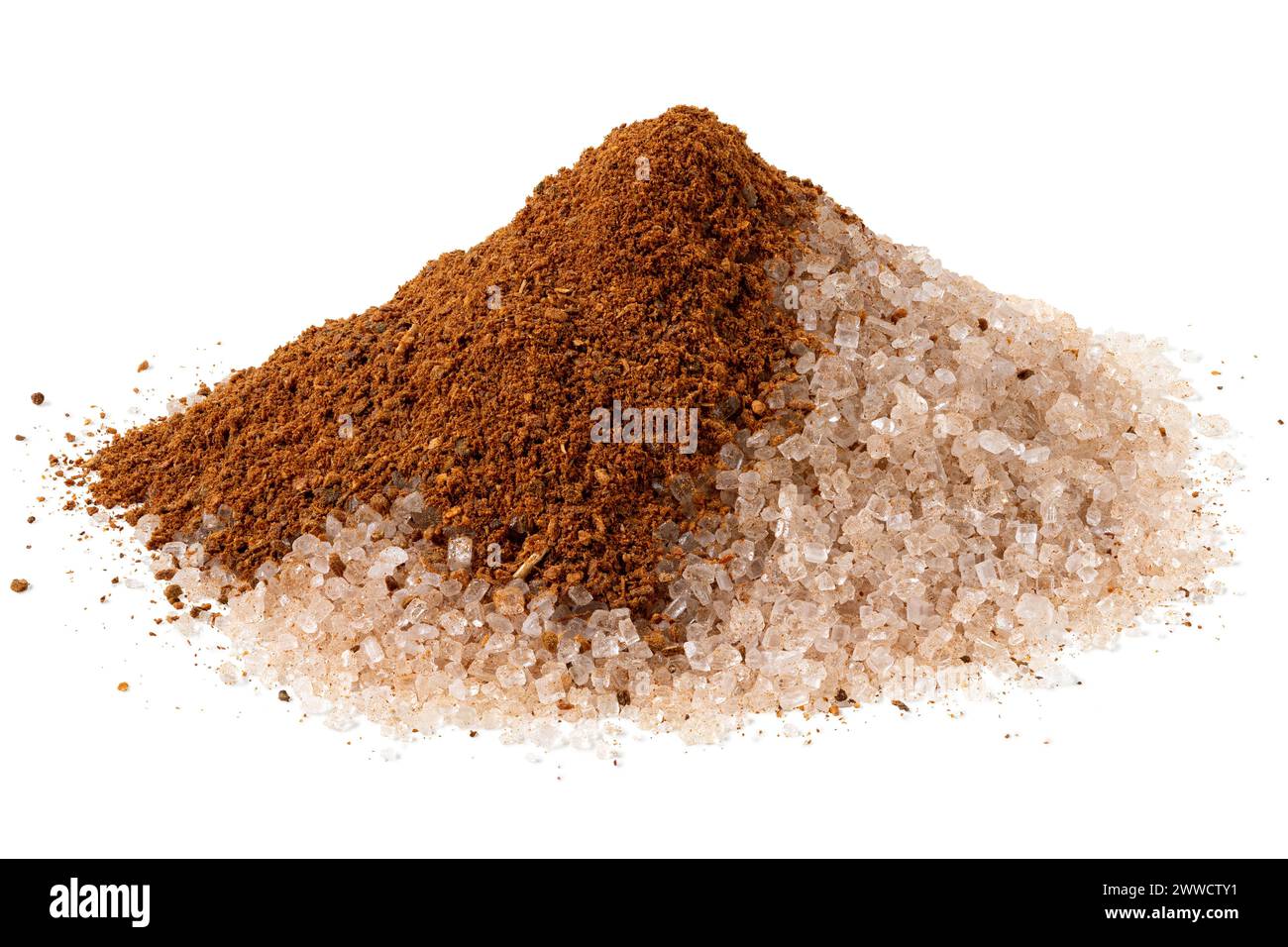 Cospargere di zucchero alla cannella con una spruzzata di cannella macinata isolata sul bianco. Foto Stock