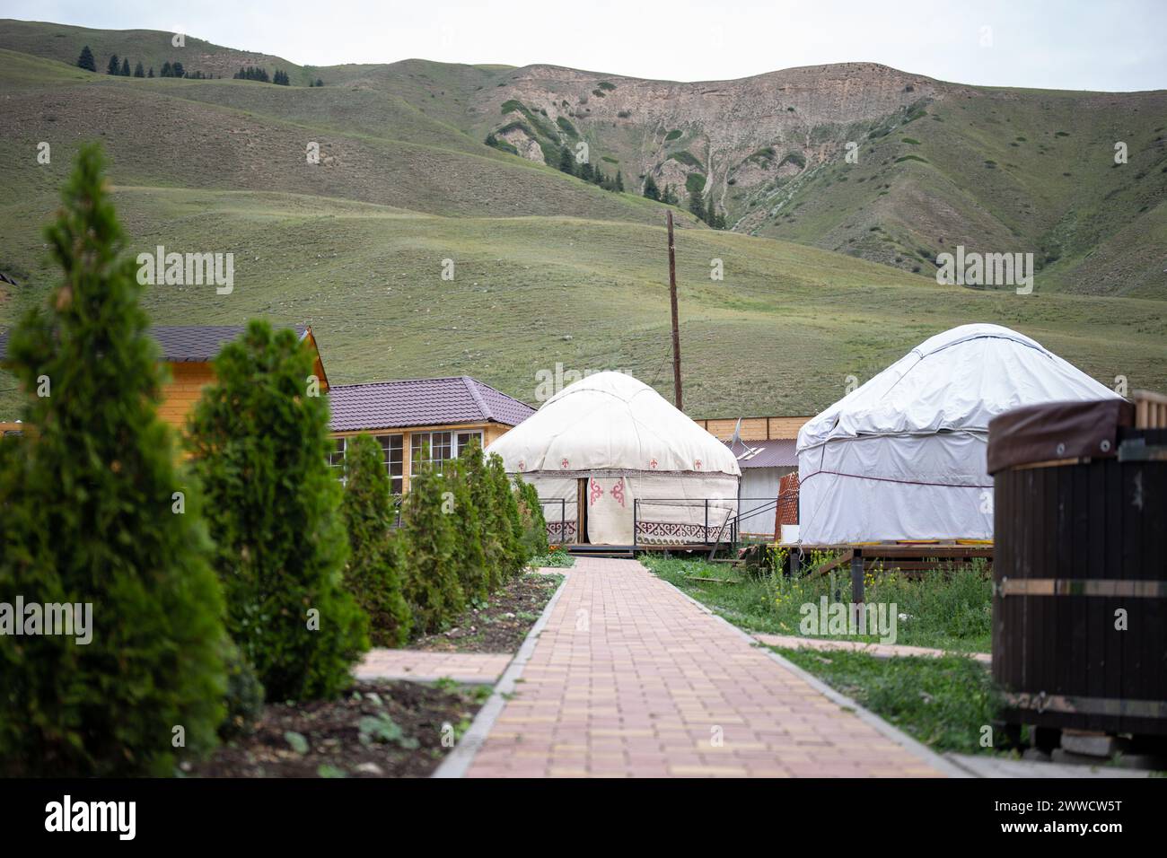 La yurta, una tenda nomade dell'Asia centrale, è rotonda, fatta di feltro o pelli, facile da montare e portatile. E' una dimora tradizionale. Foto Stock