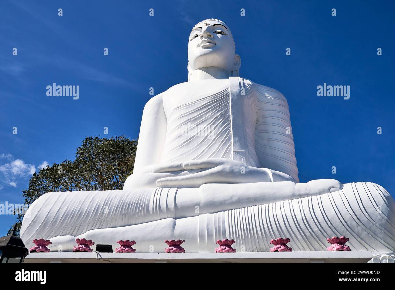 Kandi, Sri Lanka, Asien - 21 dicembre 2023: Statua del Buddha di Große Weiße sitzende Bahirawa Kanda auf Sri Lanka *** grande statua bianca del Buddha di Bahirawa Kanda nello Sri Lanka Foto Stock