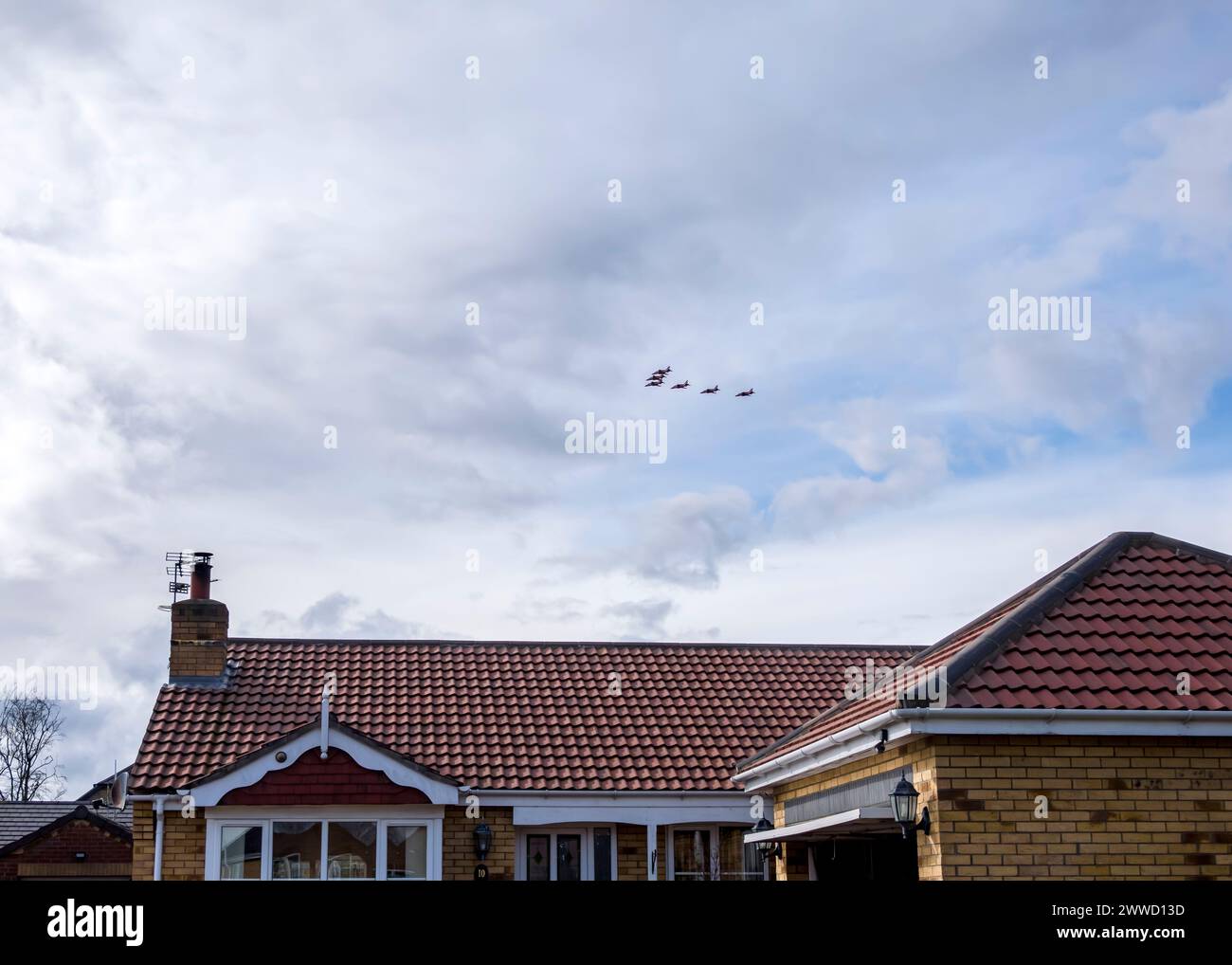 Sei jet Red Arrows che volano in formazione sopra il villaggio di Cherry Willingham, Lincolnshire, Inghilterra, Regno Unito Foto Stock
