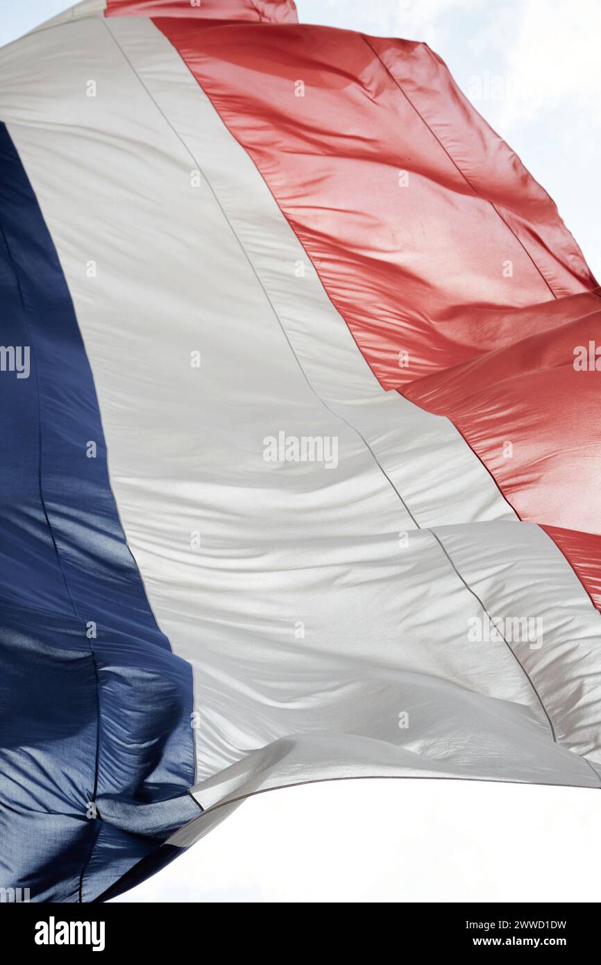 Primo piano della bandiera francese che ondeggia al sole Foto Stock