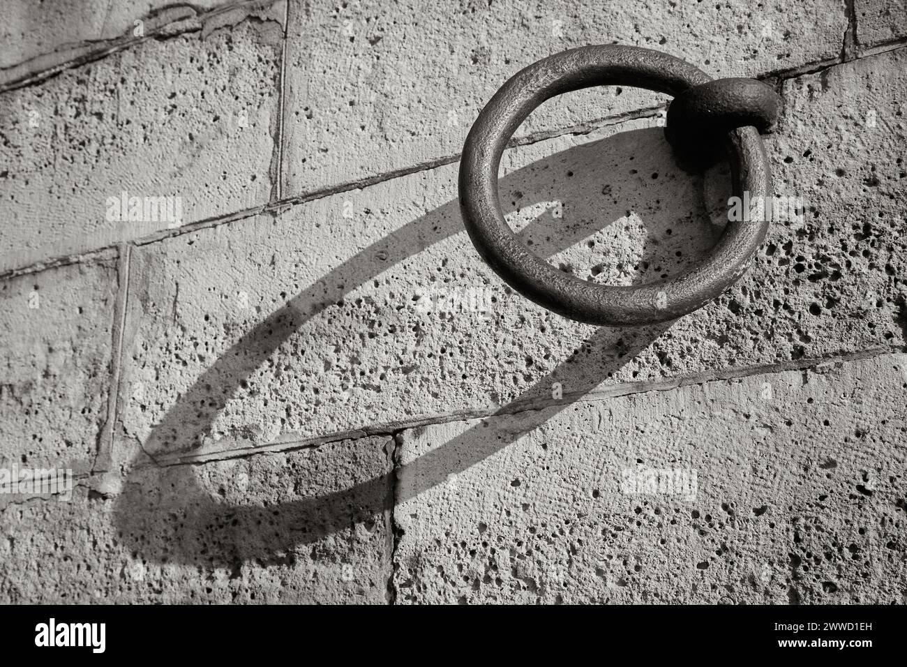 Anello in ghisa nel muro di mattoni vicino alla Senna Parigi Francia Foto Stock