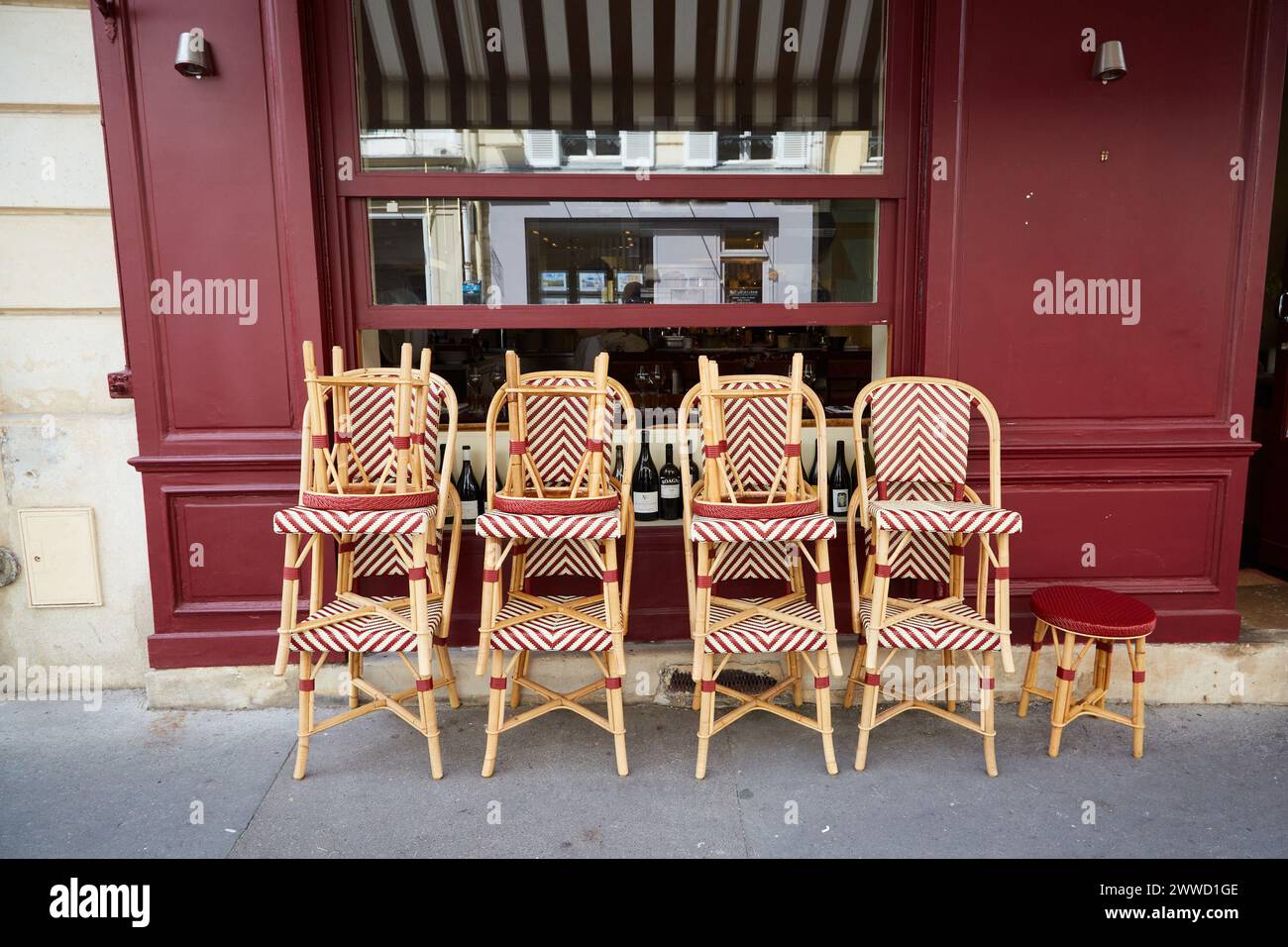 Sedie in rattan sovrapposte davanti ad un ristorante Foto Stock