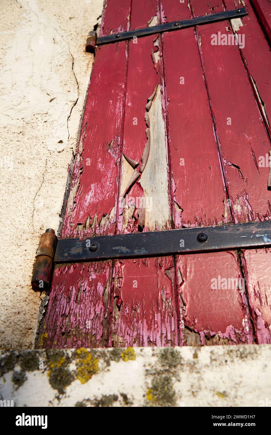 Rimozione della vernice rossa sull'otturatore del finestrino Foto Stock