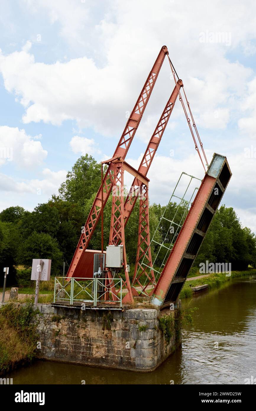 Ponte di risalita aperto sul fiume Yonne Foto Stock