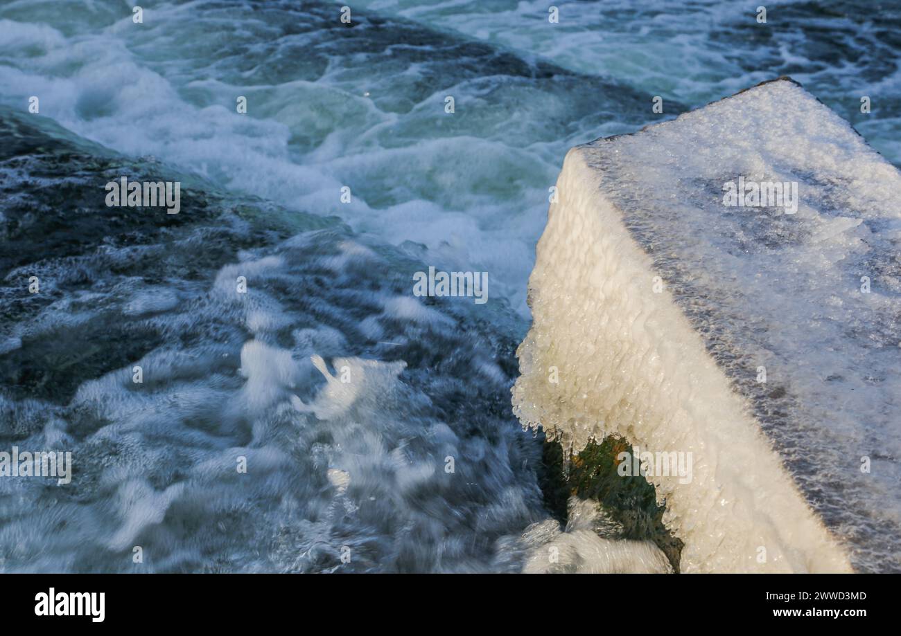 Cascata d'acqua sul gradino della diga nel canale fluviale. Foto Stock