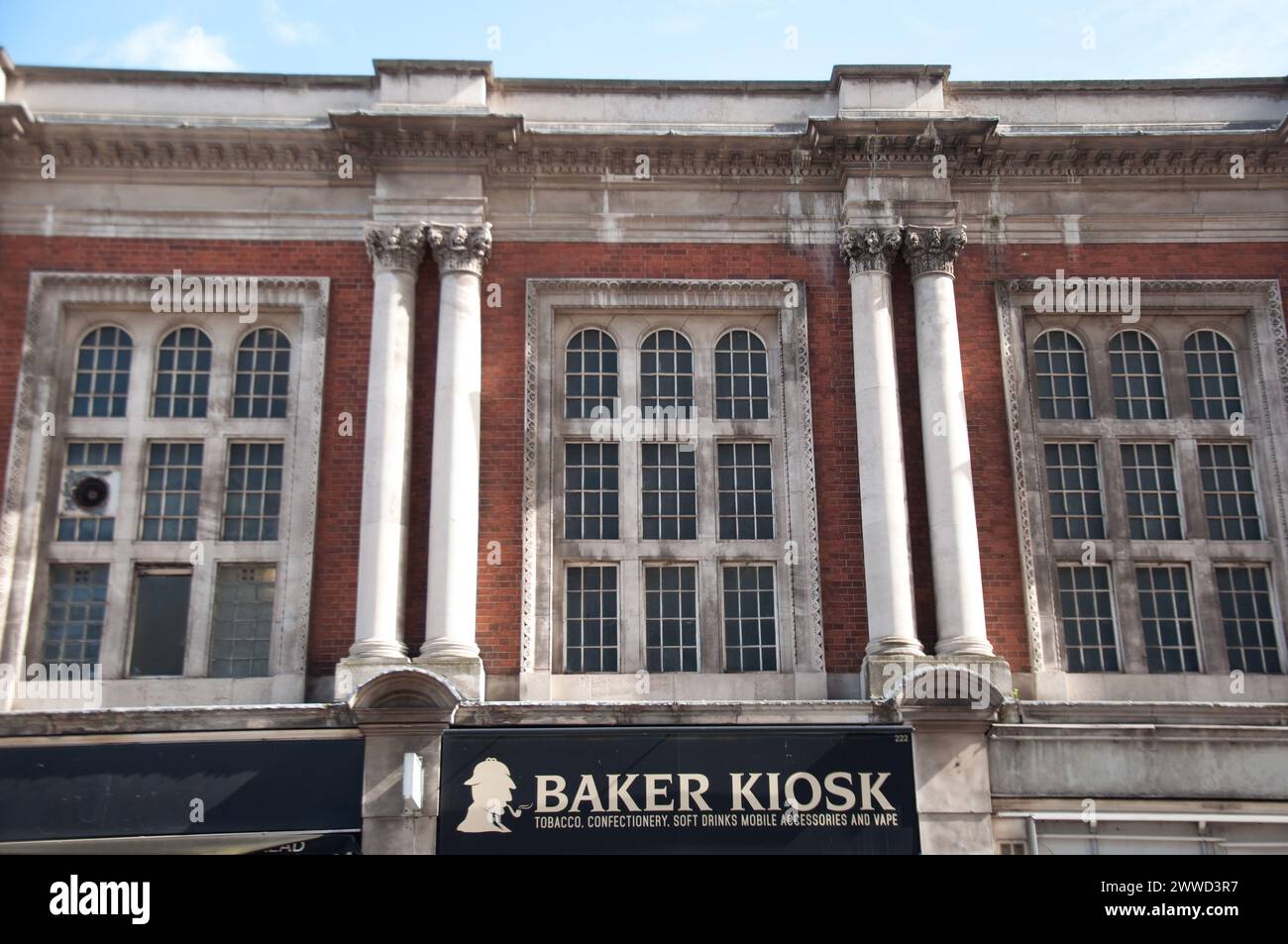 Splendido edificio storico, Baker Street, Londra, City of Westminster, Regno Unito; edificio in mattoni rossi sopra Baker Kiosk, con silhouette di Sherlock Holmes Foto Stock