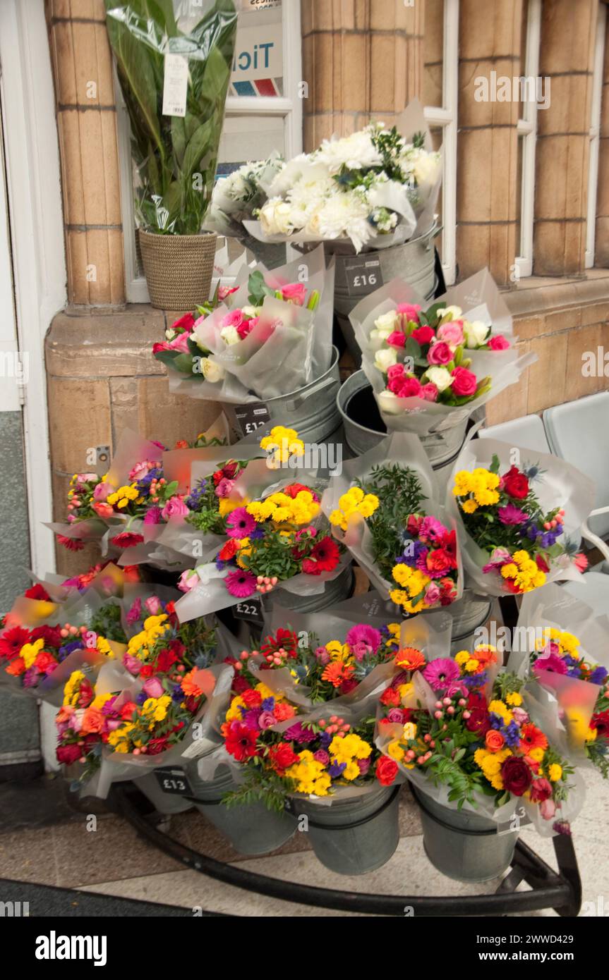 Flowers on sale, Marylebone Station, City of Westminster, Londra, Regno Unito Foto Stock