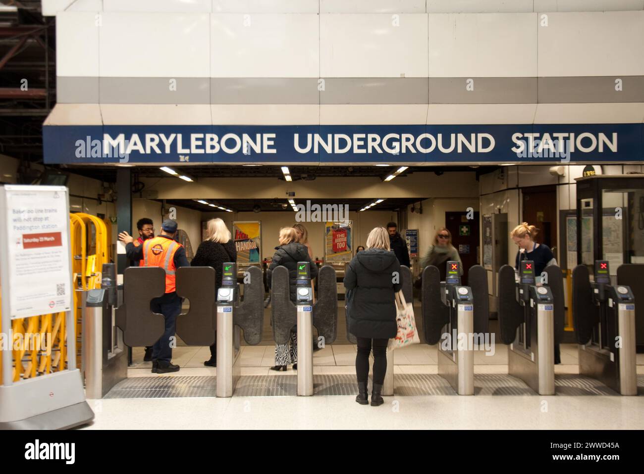 Ingresso alla stazione della metropolitana di Marylebone, City of Westminster, Londra, Regno Unito; passeggeri; Foto Stock