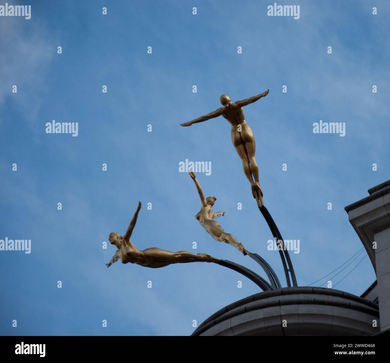 Golden acrobats, Piccadilly Circus, City of Westminster; Londra, Regno Unito Foto Stock